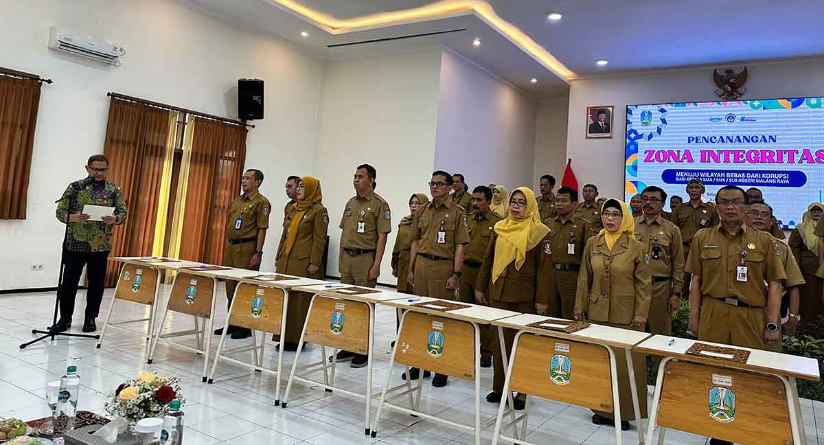 Kepala Dindik Jatim, Aries Agung Paewai, saat membacakan pakta integritas antikorupsi, kolusi, dan nepotisme di hadapan kepala SMA/SMK/SLB Negeri se-Malang Raya.