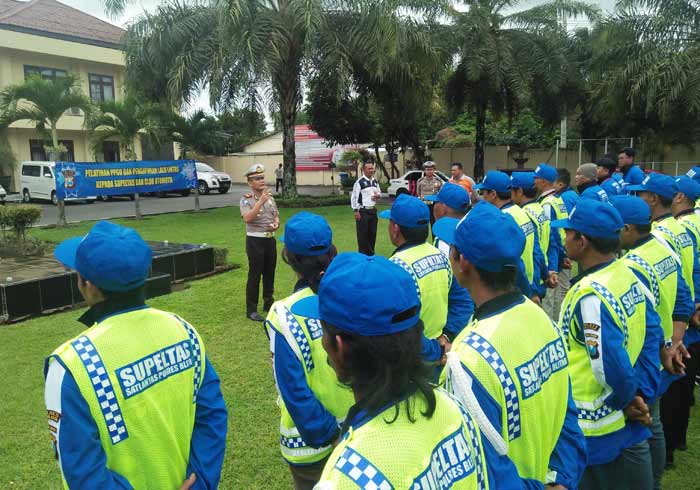 Puluhan Supeltas mendapatkan pengarahan dari Kasatlantas Polres Blitar AKP Argya Satria Bawana. Foto: istimewa
