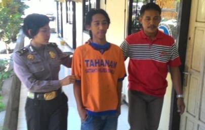 Tersangka M Sirojul Ulum (tengah) saat digelandang diruang Sat Reskoba Polres Sidoarjo. (Foto: nanang/BANGSAONLINE)