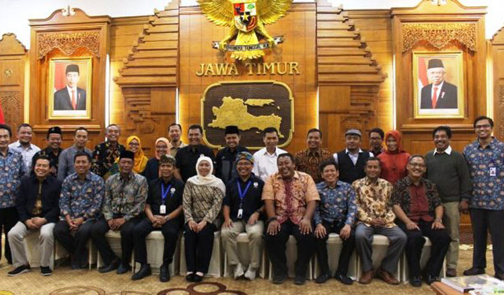 Perwakilan PTN dan dinas terkait foto bersama usai pertemuan dengan Gubernur Jatim Khofifah Indar Parawansa di Grahadi, Jumat (22/11/2019).