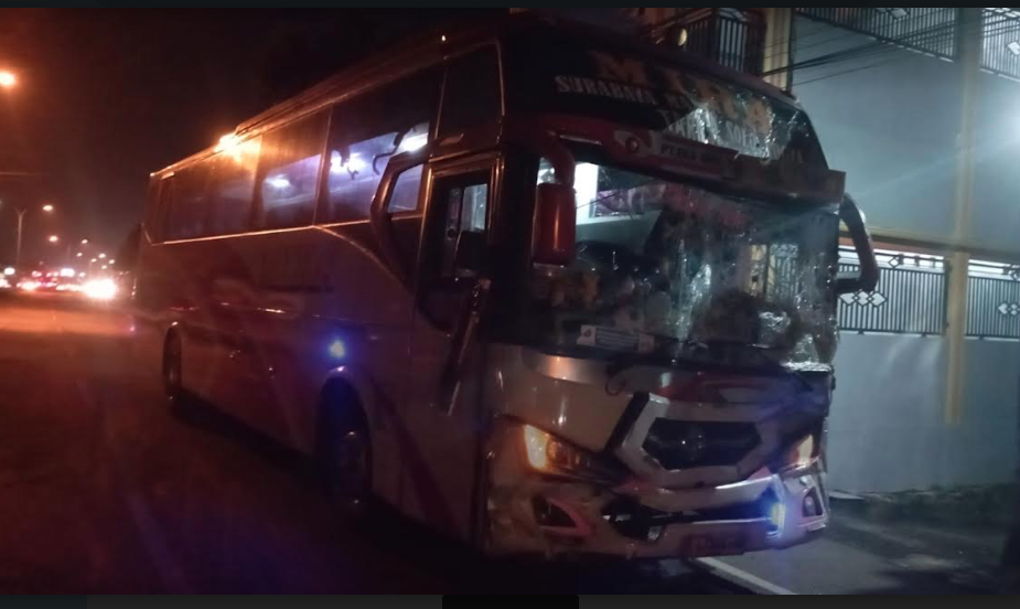 Kondisi Bus Mira usai menghantam dua kendaraan di jalan raya Janti kabupaten Jombang