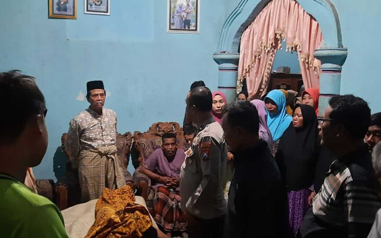 Korban kesetrum listrik, Gunawan, saat dibawa ke dalam rumahnya di Dusun Jirekan, Desa Balungtawun, Kecamatan Sukodadi, Lamongan, Jawa Timur, Selasa (5/12/2023). Foto: Dok. Polsek Sukodadi