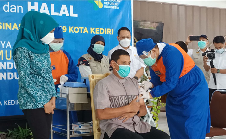 Pencanangan Vaksinasi Covid-19, Wali Kota Kediri: Ini Halal, Suci, dan Insya Allah Aman