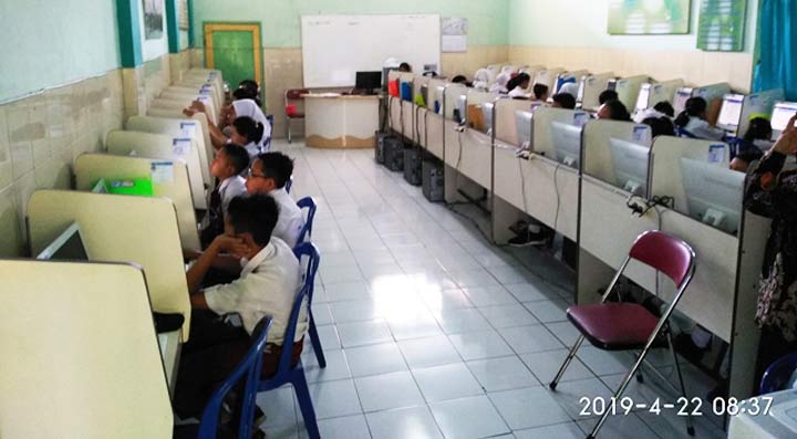 Siswa-siswi kelas VI SDN Bareng 3 Malang serius mengerjakan ujian UNBK di laboratorium SDN Bareng 3, Senin (22/04). foto: Iwan Irawan/ BANGSAONLINE
