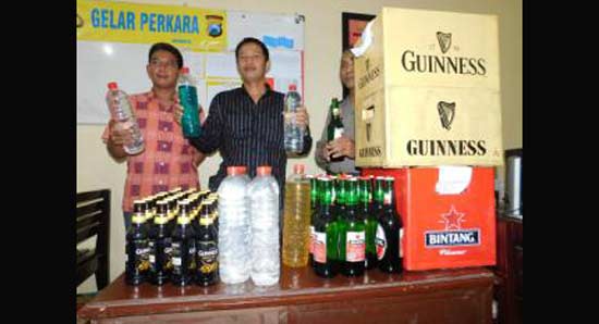 Barang bukti berupa ratusan botol miras yang disita jajaran Polsek Wonoayu. foto: catur 