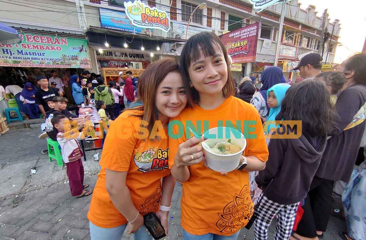 Pengunjung saat menyerbu kedai bakso pentel di Gresik. Foto: SYUHUD/BANGSAONLINE