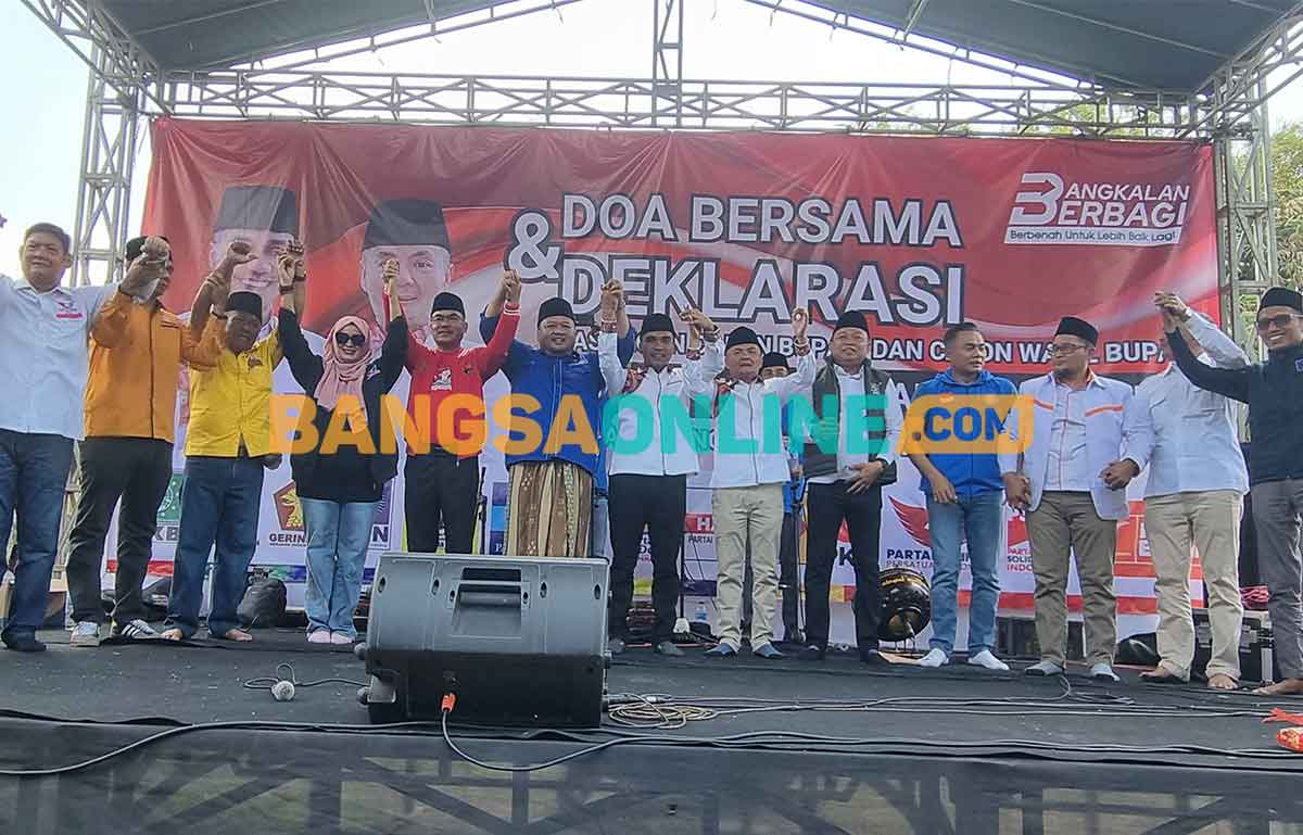 Lukman Hakim-Fauzan Jakfar bersama perwakilan partai pengusung saat konferensi pers usai mendaftar ke KPU Bangkalan sebagai calon bupati dan calon wakil bupati pada Pilkada 2024. Foto: AHMAD FAUZI/BANGSAONLINE