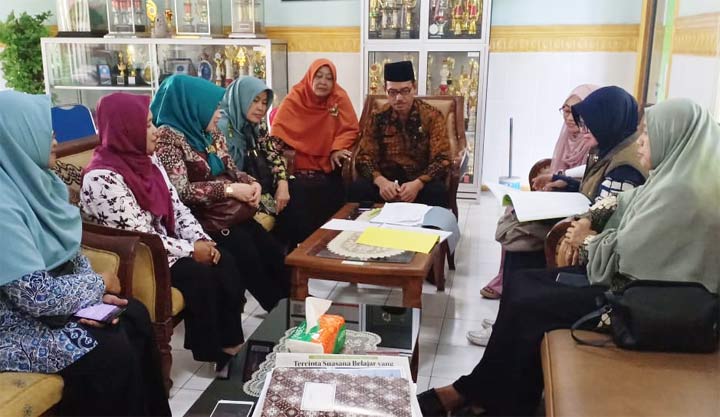 Tim verifikasi saat berada di MTS Negeri 1 Tuban.