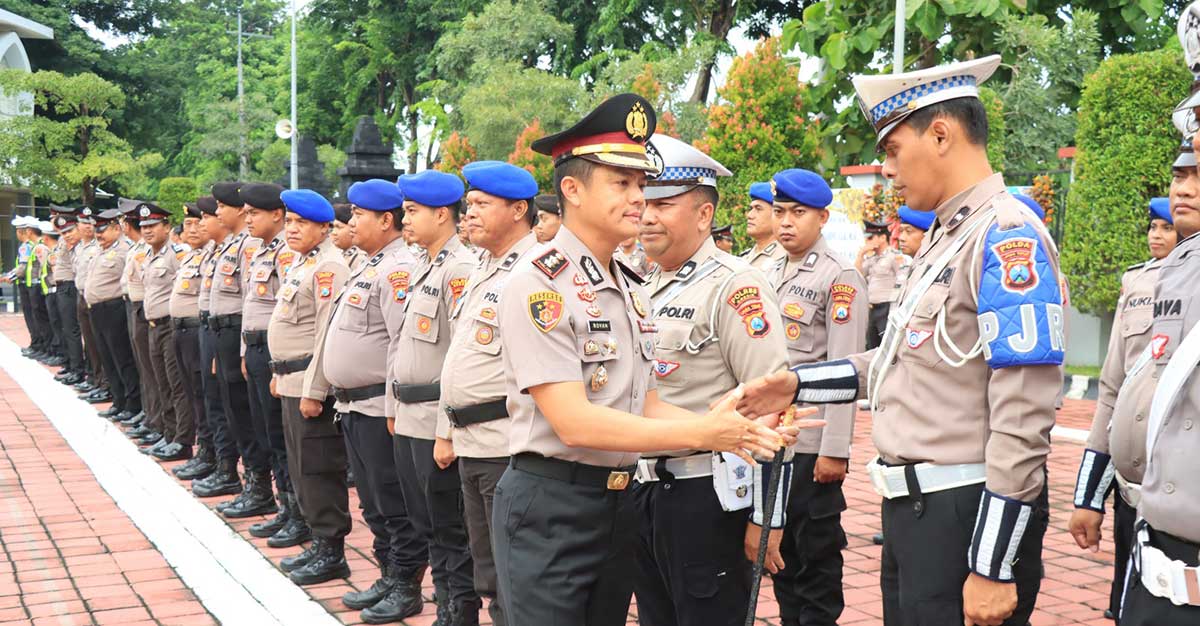 Kapolres Gresik, AKBP Rovan Richard Mahenu, berjabat tangan dengan para personel usai memimpin apel. Foto: Ist