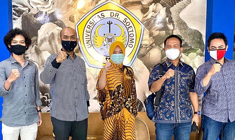 Dr. Meithiana Indrasari, S.T., M.M., (baju kuning) Ketua Umum Ikatan Cendekiawan Muslim se-Indonesia (ICMI) Muda Wilayah Jawa Timur Periode 2020-2025. (foto: ist)