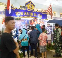 ?Museum TNI AL Loka Jala Crana yang tak pernah sepi penikmat. foto: rosihan c anwar/BANGSAONLINE