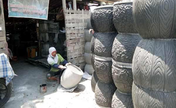 Pekerja sedang melakukan penghalusan pot. foto: faratiti dewi/ BANGSAONLINE