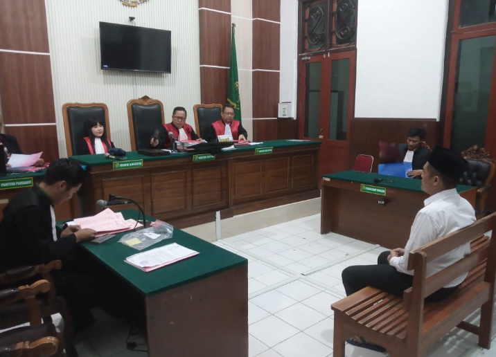 Terdakwa perkara penipuan UMKM saat menjalani sidang di PN Surabaya