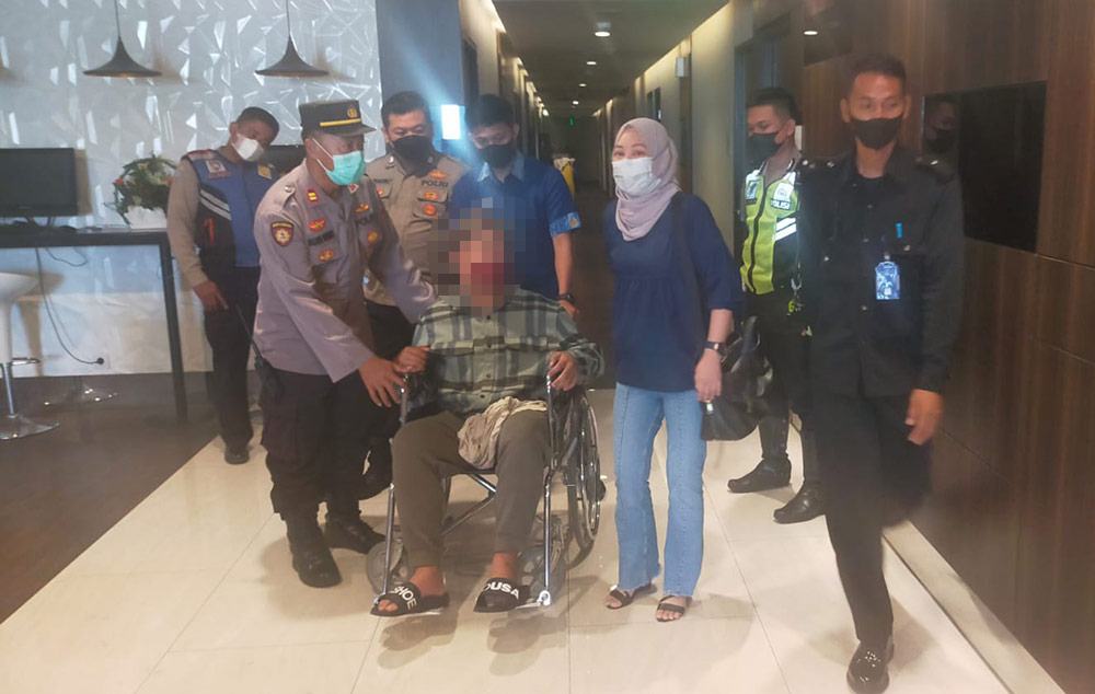 BA, pemuda yang diduga mengalami depresi duduk di kursi roda setelah berhasil diselamatkan setelah sempat lari telanjang dan mencoba bunuh diri.