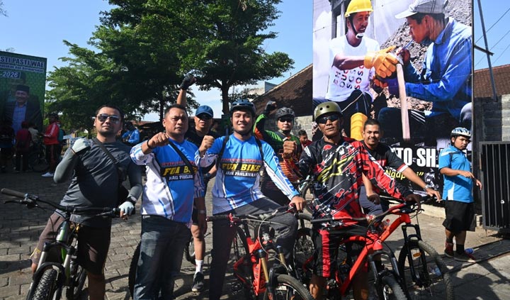 Para peserta fun bike dalam rangka peringatan Hari Pahlawan yang digelar di De Setinggil Patrang, Jember.
