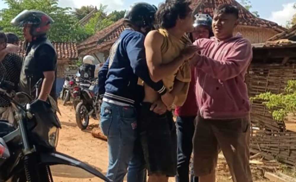 Satu dari tiga pengguna sabu yang diamankan petugas Polres Pamekasan saat penggerebekan.