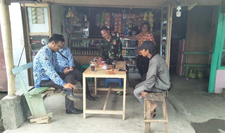 Salah satu warung kopi yang menjadi ramai sejak adanya TMMD di Desa Gunung Malang.