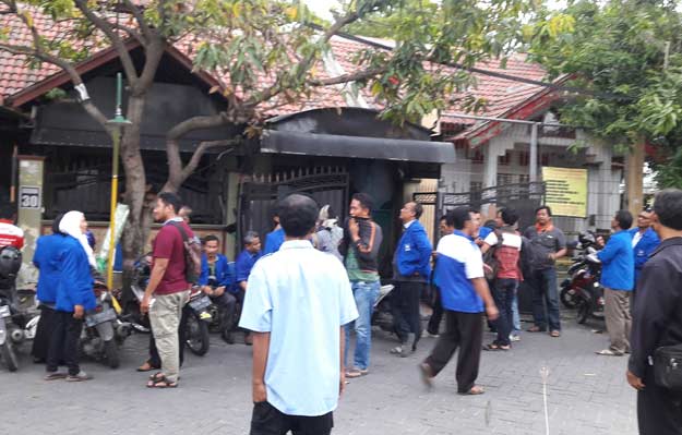 Rumah Ketua DPD PAN Gresik, Khamsun, mendapat penjagaan ketat. foto: SYUHUD/ BANGSAONLINE