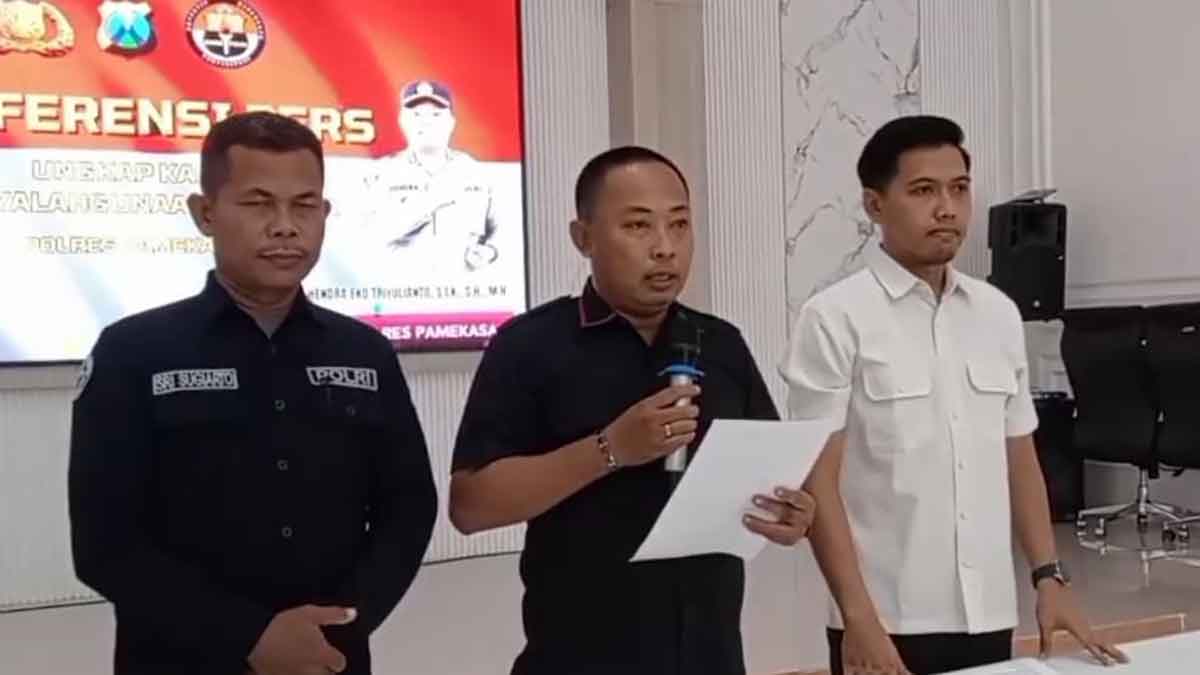 Kasatresnarkoba Polres Pamekasan, AKP Agus Sugianto, bersama jajaran PJU saat konferensi pers.