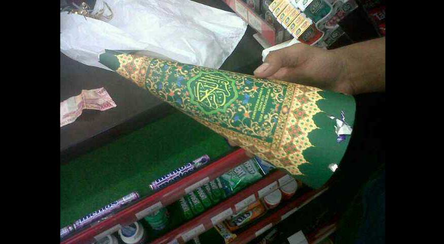 Inilah terompet dari sampul al-Quran yang dijual di minimarket alfamart di Kendal Jawa Tengah. foto: okezone.com