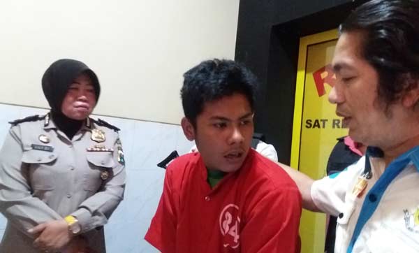 Tersangka jambret yang ditembak petugas diapit Kasat Reskrim dan Humas Polrestabes. foto: ekoyono/ BANGSAONLINE