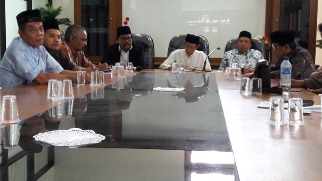 Para petinggi MUI Gresik saat berikan keterangan soal sandal berlafadz Allah produk New Era. foto: SYUHUD/ BANGSAONLINE