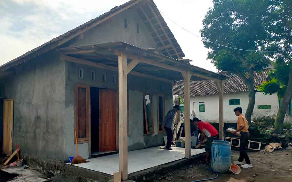 Kini rumah Sumiin telah berdinding tembok. (Ist)
