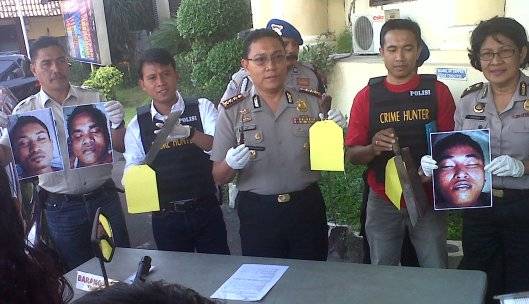BUKTI – Kapolrestabes Surabaya Kombes Pol Setija Junianta (tengah) menunjukkan kunci T yang dipakai pelaku perampasan motor serta foto pelaku yang ditembak mati, di Mapolrestabes Surabaya, Rabu (24/9/2014). foto : rusmiyanto/BangsaOnline

