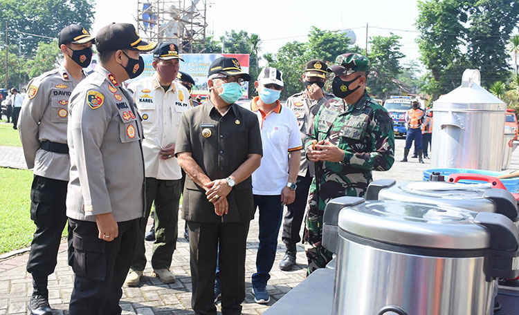 Pjs. Bupati Mojokerto Himawan Estu Bagijo dan jajaran forkopimda mengecek kesiapan dapur umum dalam apel tagana. (foto: ist)