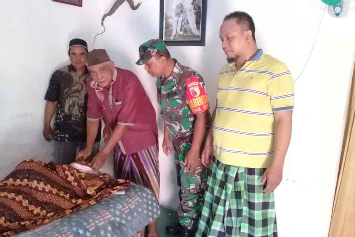 Jenazah saat belum disemayamkan oleh keluarganya. 
