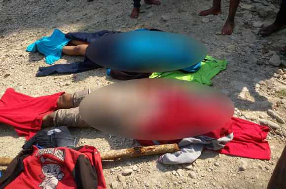 TEWAS. Jasad kedua korban  usai dievakuasi dari obyek wisata Kedung Maor, Bojonegoro. Foto: Eky Nurhadi/BANGSAONLINE