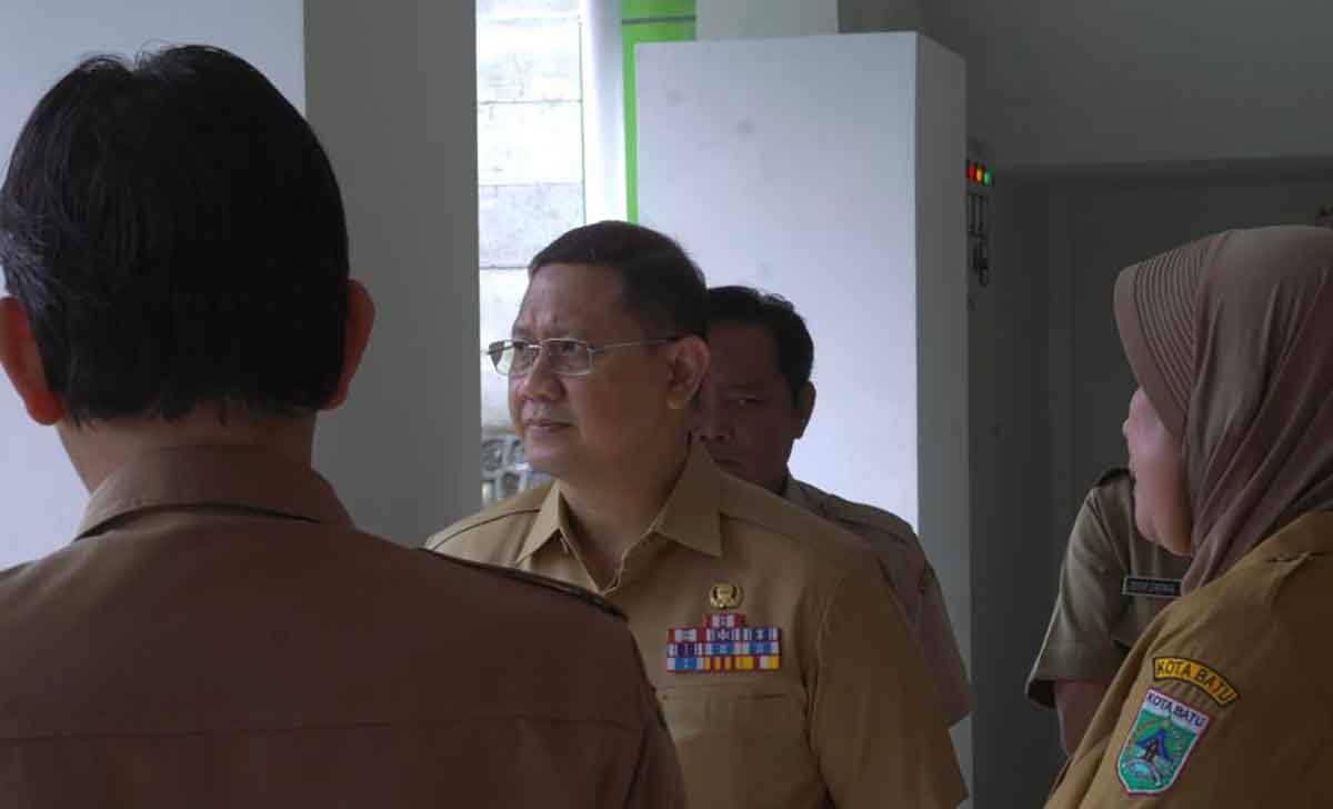 Pj Wali Kota Batu, Aries Agung Paewai, saat meninjau gedung SMPN 7.