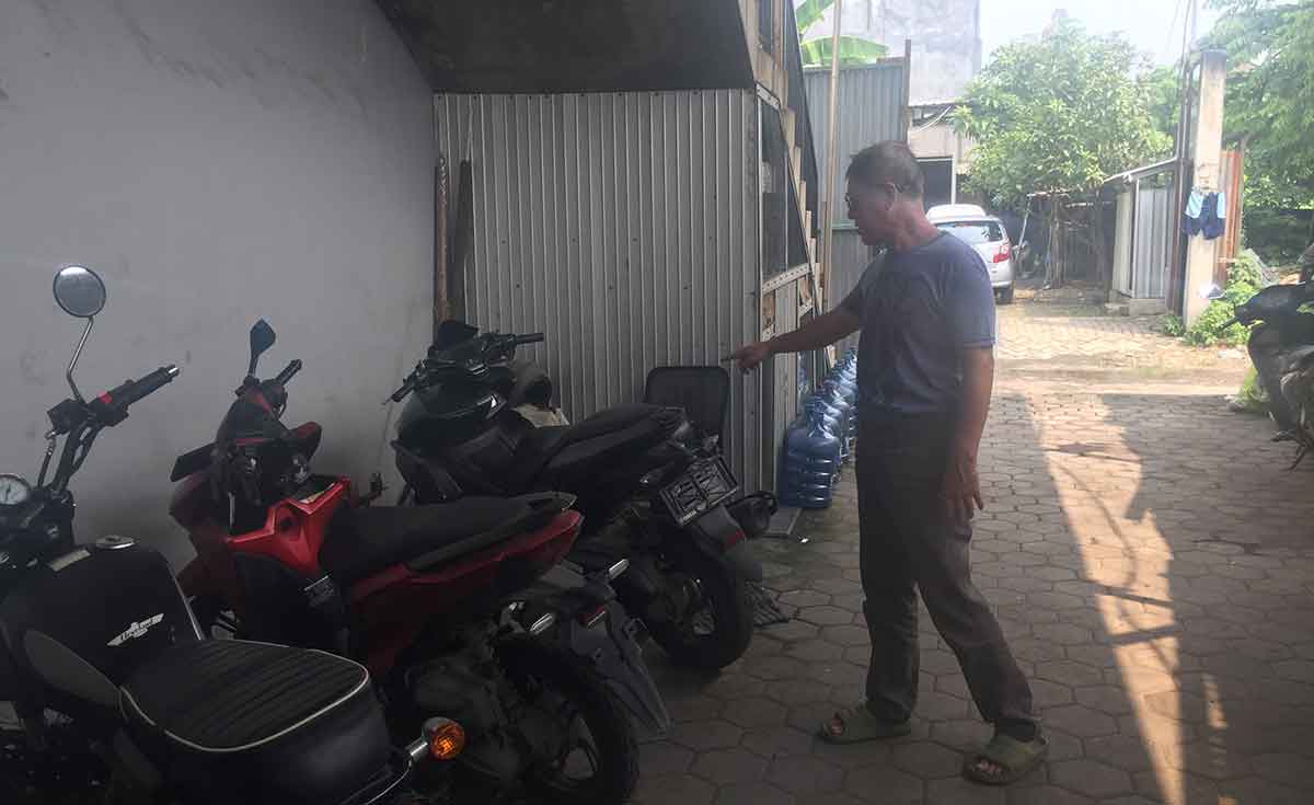 Korban saat menunjukkan lokasi hilangnya kendaraan.