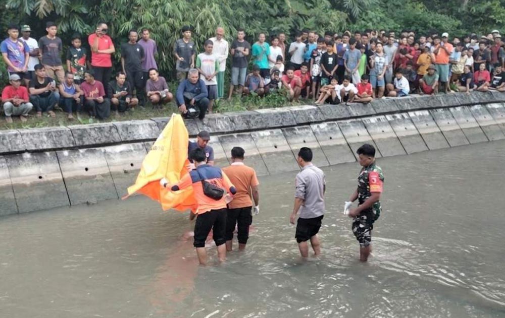 Tim BPBD Magetan saat mengevakuasi korban dari kanal. Foto: ANTON/HB