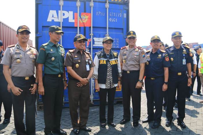 Wakapolda Jatim Hadiri Pemusnahan Rokok dan Miras Ilegal