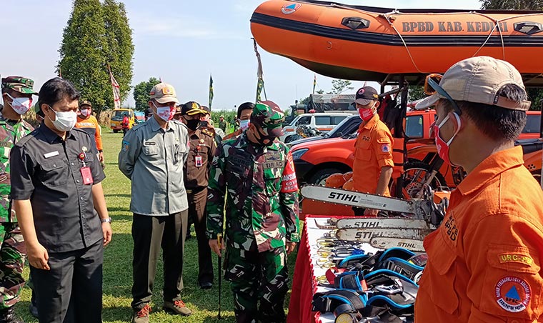 Dandim 0809 Kediri, Letkol Kav. Dwi Agung Sutrisno didampingi Plt. Kepala Pelaksana BPBD Kabupaten Kediri, Slamet Turmudi dan Sekda Kabupaten Kediri, Dede Sujana saat inspeksi peralatan milik BPBD Kabupaten Kediri. foto: MUJI HARJITA/ BANGSAONLINE
