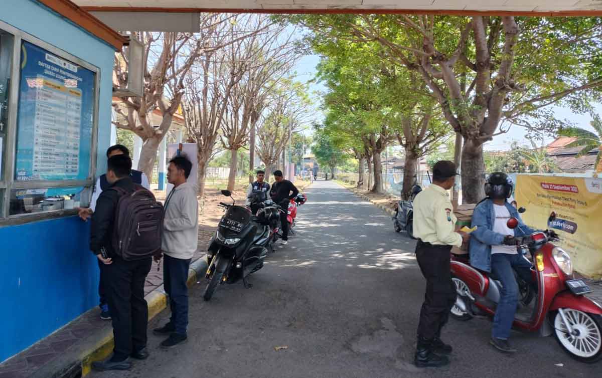 Para penumpang yang hendak melakukan penyeberangan ke Pelabuhan Tanjung Perak, Surabaya.