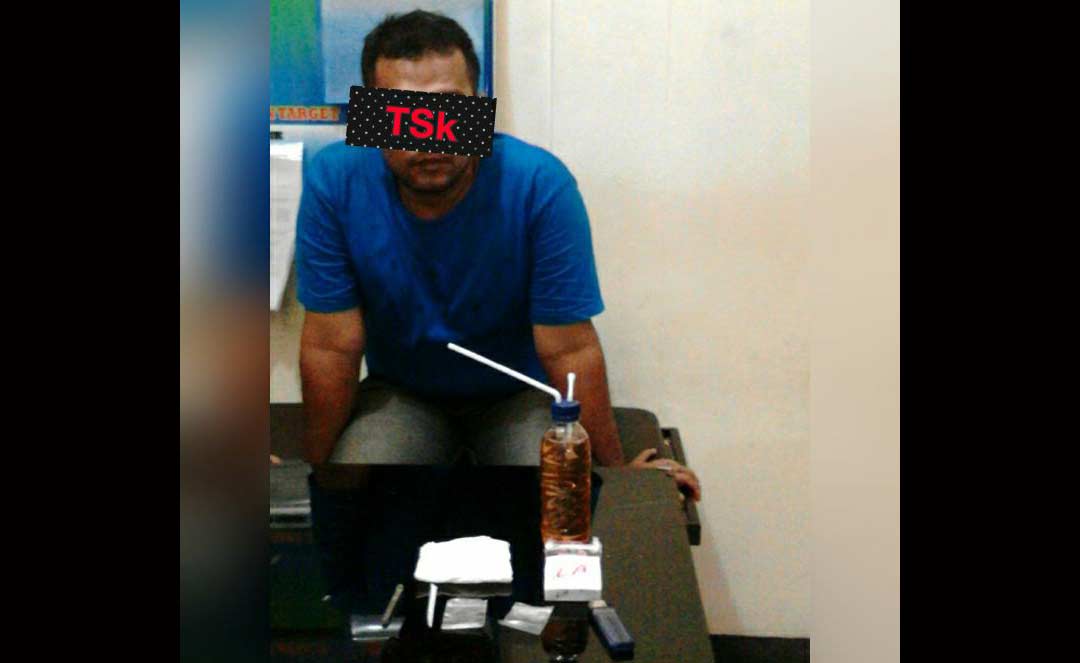 Tersangka saat diamankan di Mapolres Pacitan.