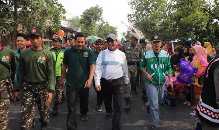 Bupati Tuban bersama ketua Kartar Plumpang dan camat saat Mlaku Bareng dalam rangka HSN 2019.