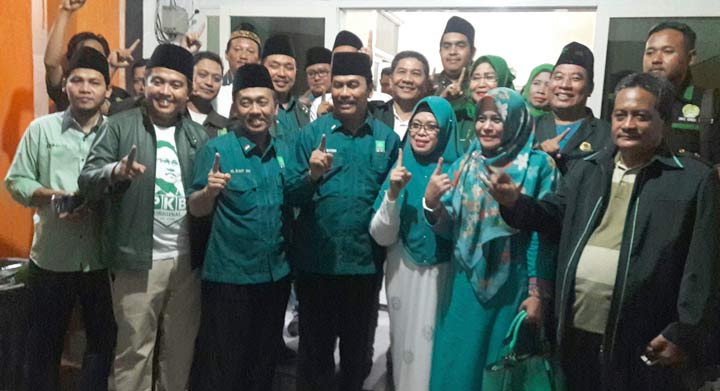 Ketua PKB Gresik Moh. Qosim bersama jajaran pengurus usai melengkapi berkas peserta pemilu di KPU Gresik, 2018 silam. 