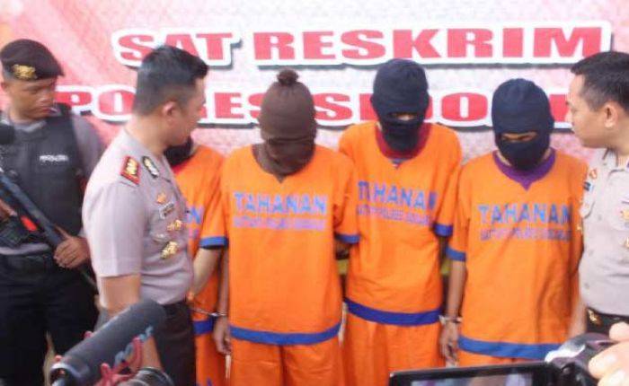 Empat dari 13 pelaku pemerkosaan yang berusia dewasa ditahan di Polres Sidoarjo.