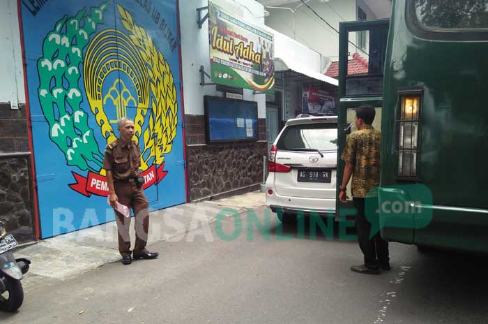 Petugas Kejari Blitar saat menyerahkan Kades Soso ke Lapas kelas II B Blitar. foto: AKINA/ BANGSAONLINE