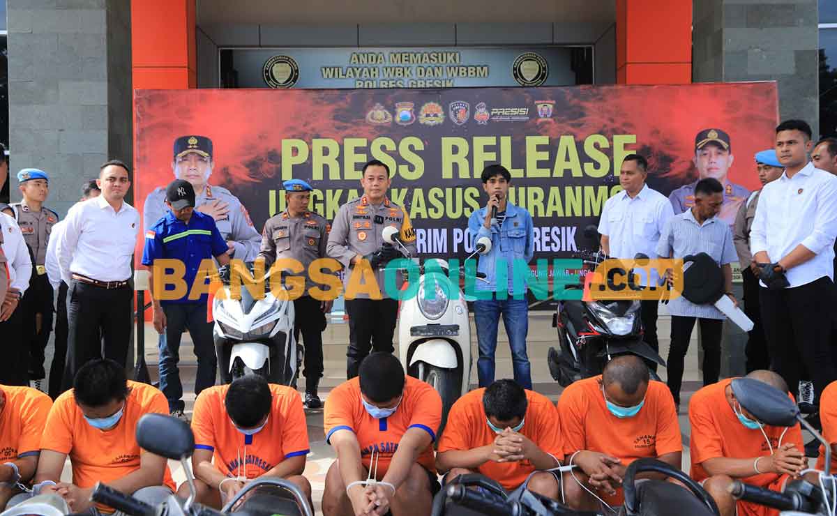 Kapolres Gresik, AKBP Adhitya Panji Anom, saat mengekspose para tersangka pencurian kendaraan bermotor. Foto: SYUHUD/BANGSAONLINE