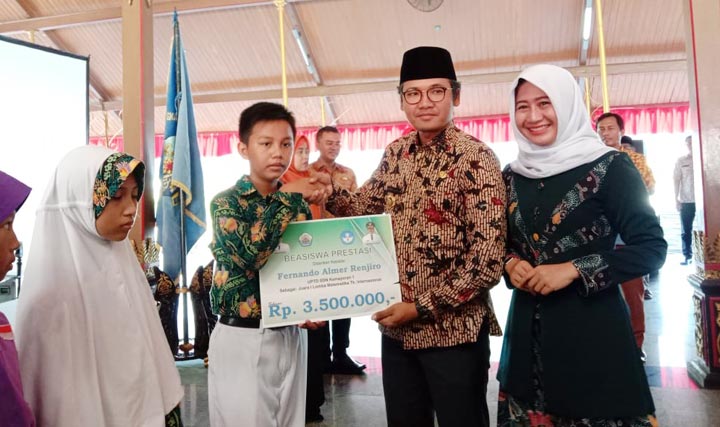 Bupati Bangkalan R. Abdul Latif dan Ketua PKK Zainab Zuraidah saat memberikan beasiswa kepada siswa berprestasi di Pendopo Agung Bangkalan.