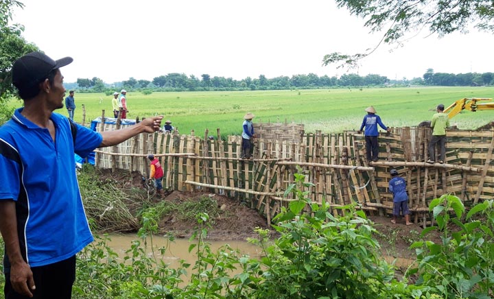 Diterjang Banjir, Tanggul Kali Bakung Jebol Tiga Kali | BANGSAONLINE ...