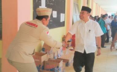 Bacabup dari partai Gerindra HM Khamim disambut ketua DPC Partai Gerindra Arief Djunaidi. foto: arif kurniawan/BANGSAONLINE