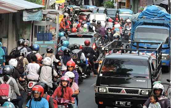 Tampak kemacetan di jalur poros Kota Malang yang terjadi kemarin (09/06). (foto: iwan irawan/BANGSAONLINE)