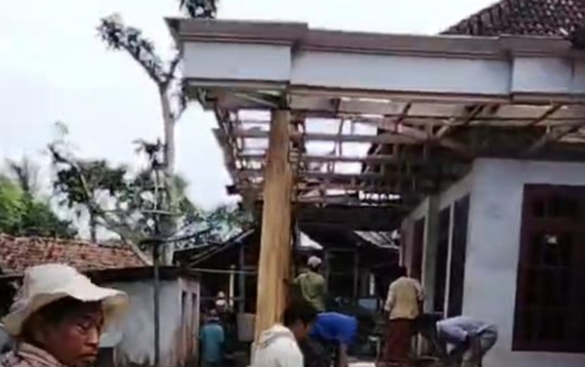 Tangkapan layar video amatir warga yang memperlihatkan rumah yang rusak akibat tanah bergerak