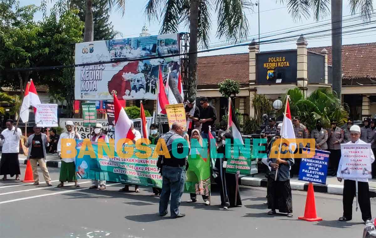 Aliansi Masyarakat Kediri Raya Peduli Palestina saat demo di Mapolres Kediri Kota. Foto: MUJI HARJITA/BANGSAONLINE