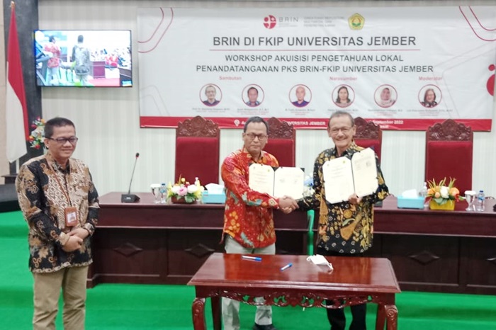 Dari kiri: Rektor Unej, Plt. Dir Repository Multimedia dan Penerbit Ilmiah BRIN, Dekan FKIP Unej saat menunjukkan naskah kerja sama dalam pengambilalihan karya.
